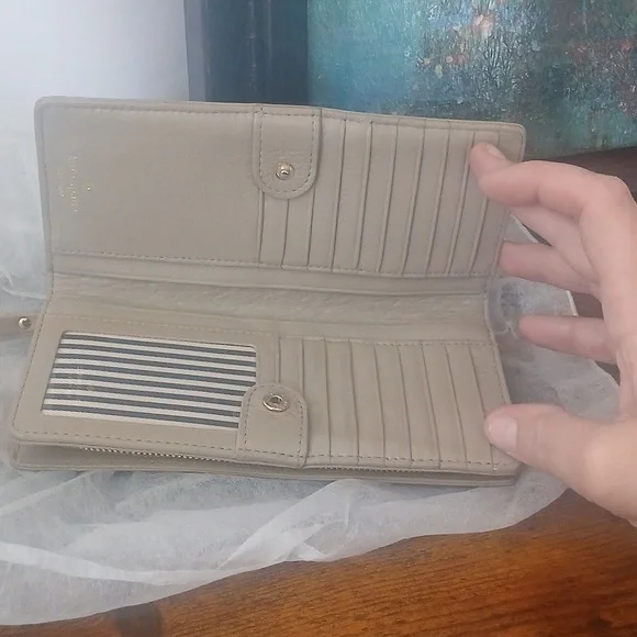 Kate Spade Tan Wallet Timeless Design High-Quality Material - Picture 8 of 9